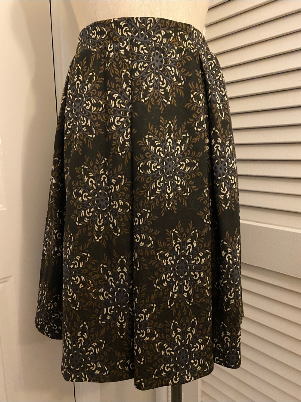 NWT- “LuLaRo” Retro Floral Print Circle Skirt- Size Small